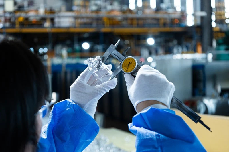 In-factory quality control and manual inspection of glass perfume vessels
